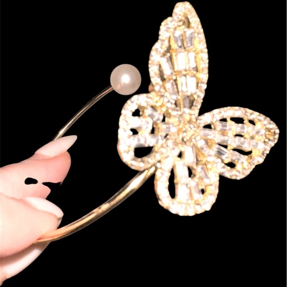 STUNNING GOLD BUTTERFLY WITH PEARL BRACELET PAVED CRYSTALS. STAND ALONE PIECE! - Picture 2 of 3